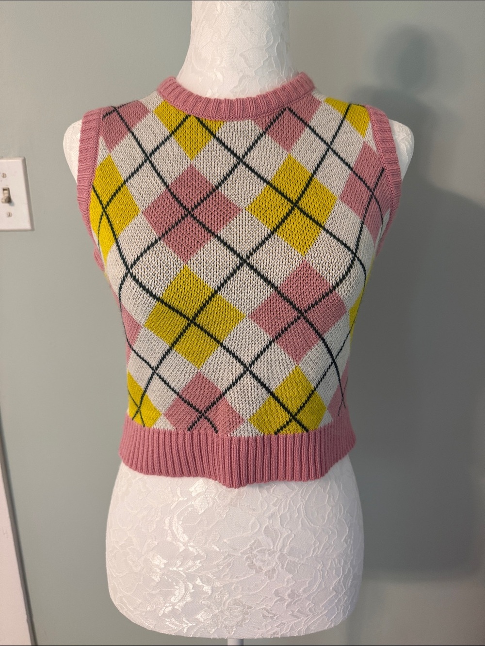 In The Style Sleeveless Argyle Knit Crop Top in Pink, Yellow & White